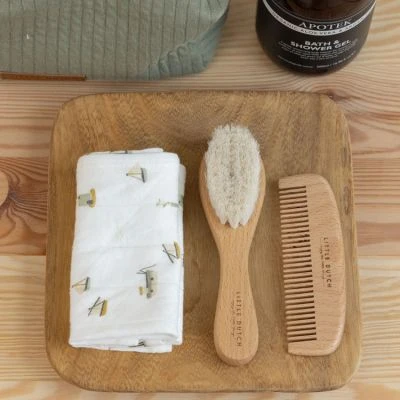 Little Dutch Ensemble Brosse Et Peigne Bébé En Bois 7 Little Dutch Ensemble Brosse Et Peigne Bébé En Bois – Image 5
